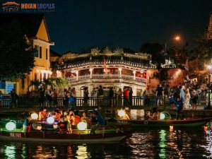 Hoi An Night Walking Tour-Hoi An Locals